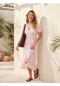 Sinsay - Bawełniana ażurowa sukienka midi z falbaną i wiązaniem - różowy. Kolor: różowy. Materiał: bawełna. Wzór: ażurowy. Długość: midi #1