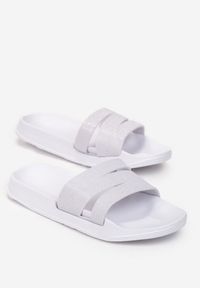 Born2be - Białe Klapki z Brokatowymi Paskami Albacata. Okazja: na plażę. Nosek buta: okrągły. Kolor: biały. Materiał: guma. Obcas: na płaskiej podeszwie. Styl: wakacyjny #3