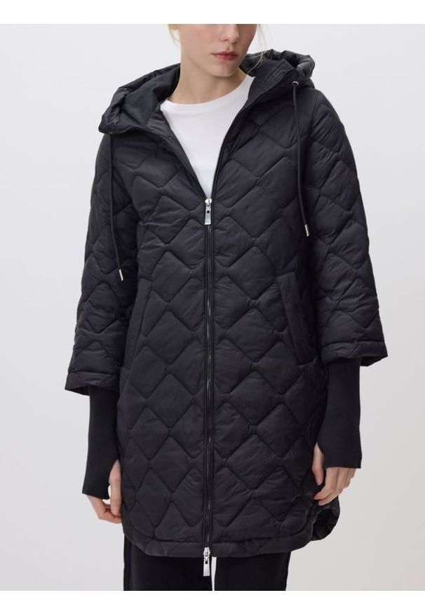 Reserved - Długa kurtka z kapturem - czarny. Typ kołnierza: kaptur. Kolor: czarny. Materiał: tkanina. Długość: długie