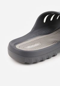 Born2be - Szare Klapki na Grubej Podeszwie z Wycięciami na Cholewce Henria. Okazja: na co dzień. Kolor: szary. Materiał: jeans, dresówka. Styl: sportowy, wakacyjny, casual #2