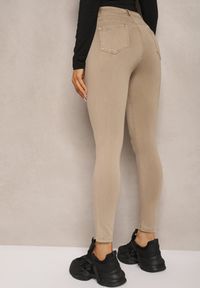 Renee - Beżowe Spodnie Skinny z Wysokim Stanem i Ozdobną Chustką Hyadia. Okazja: na co dzień. Stan: podwyższony. Kolor: beżowy. Styl: casual