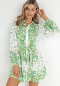 Born2be - Jasnozielona Koszulowa Sukienka z Guzikami i Gumką w Pasie Melija. Kolor: zielony. Materiał: materiał. Wzór: kwiaty. Sezon: wiosna, lato. Typ sukienki: koszulowe #1