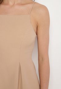 Born2be - Beżowa Sukienka Vices o Rozkloszowanym Kroju na Ramiączkach Zdobiona Zakładkami Sarileve. Okazja: na co dzień. Typ kołnierza: dekolt kwadratowy. Kolor: beżowy. Materiał: jeans. Długość rękawa: na ramiączkach. Wzór: aplikacja. Typ sukienki: rozkloszowane, proste. Styl: klasyczny, casual #3