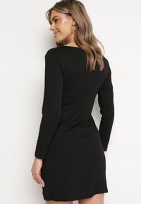 Born2be - Czarna Sukienka Kopertowa Mini Wiązana w Pasie Icona. Kolor: czarny. Typ sukienki: kopertowe. Styl: elegancki. Długość: mini #2