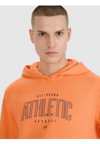 4f - 4F Bluza dresowa nierozpinana z kapturem męska - pomarańczowa XXL. Okazja: na co dzień. Typ kołnierza: kaptur. Kolor: pomarańczowy. Materiał: dresówka. Wzór: gładki, nadruk, ze splotem, napisy. Styl: sportowy, casual