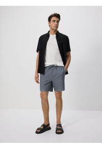 Reserved - Strukturalne szorty regular - granatowy. Kolor: niebieski. Materiał: bawełna, dzianina #1
