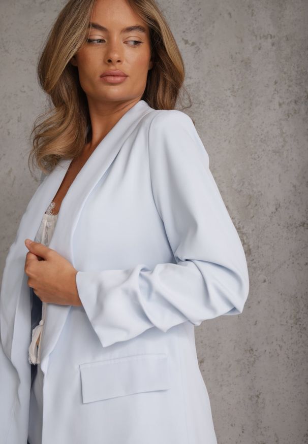 Renee - Niebieska Elegancka Marynarka bez Zapięcia z Marszczonymi Rękawami Albuca. Okazja: do pracy. Kolor: niebieski. Długość rękawa: na ramiączkach. Styl: elegancki