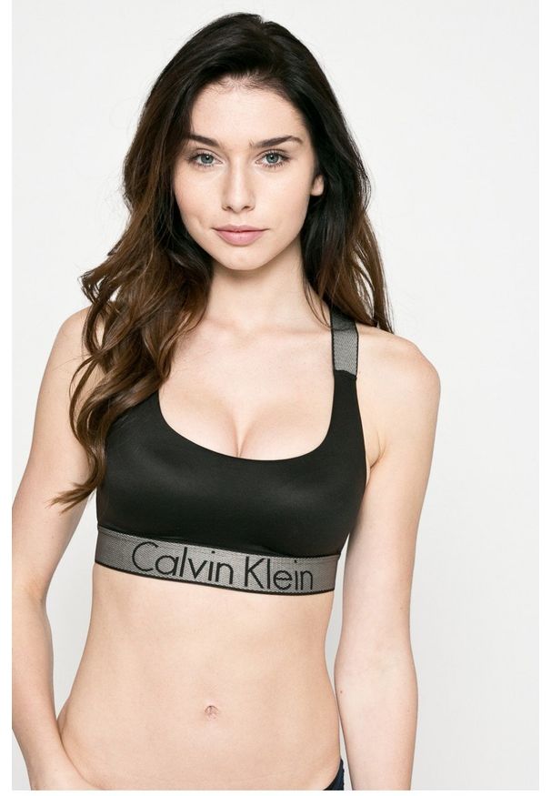 Calvin Klein Underwear - Biustonosz sportowy. Kolor: czarny. Materiał: materiał, dzianina, poliamid, elastan. Rodzaj stanika: odpinane ramiączka. Wzór: nadruk, gładki