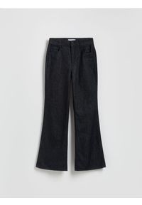 Reserved - Jeansy loose flare - granatowy. Kolor: niebieski