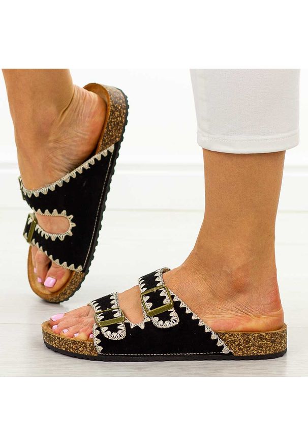 POTOCKI - Czarne klapki damskie Potocki 17302. Okazja: na spacer, na co dzień, do domu. Kolor: czarny. Materiał: zamsz. Sezon: wiosna, lato. Styl: casual, elegancki, klasyczny, wakacyjny