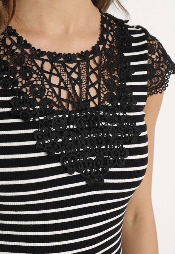 Born2be - Czarny Bawełniany T-shirt z Prążkowanej Dzianiny Ozdobiony Koronką Liasilo. Okazja: na co dzień. Kolor: czarny. Materiał: dzianina, prążkowany, koronka, bawełna. Wzór: aplikacja, koronka. Styl: elegancki, casual