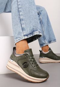 Born2be - Zielone Sznurowane Sneakersy na Koturnie z Metalową Aplikacją Elishia. Okazja: na co dzień. Zapięcie: sznurówki. Kolor: zielony. Materiał: jeans. Szerokość cholewki: normalna. Wzór: aplikacja. Obcas: na koturnie #4