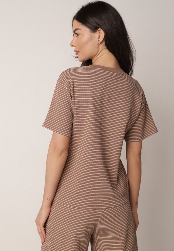 Born2be - Brązowy Klasyczny T-shirt z Bawełny o Prostym Kroju Phemeni. Okazja: na co dzień. Kolor: brązowy. Materiał: bawełna. Styl: klasyczny