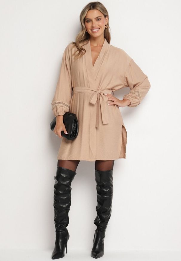 Born2be - Beżowa Wiskozowa Sukienka Kimono z Kieszeniami i Ozdobnymi Ażurowymi Wstawkami Salanora. Okazja: do domu. Typ kołnierza: dekolt w serek. Kolor: beżowy. Materiał: wiskoza. Długość rękawa: długi rękaw. Wzór: ażurowy