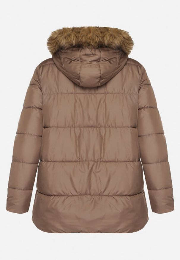 Born2be - Brązowa Kurtka z Pikowanymi Przeszyciami i Kapturem z Futerkiem Anavite. Okazja: na co dzień, na spacer. Kolekcja: plus size. Kolor: brązowy. Materiał: futro. Styl: casual