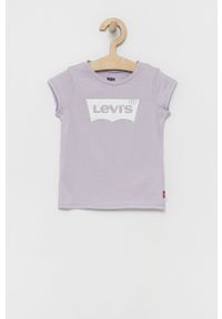 Levi's® - Levi's t-shirt bawełniany dziecięcy kolor fioletowy. Okazja: na spotkanie biznesowe, na co dzień. Kolor: fioletowy. Materiał: bawełna. Długość rękawa: krótki rękaw. Długość: krótkie. Wzór: nadruk. Styl: biznesowy, casual