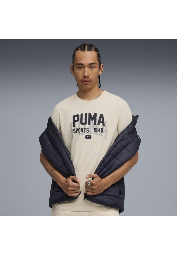 Puma - Męska koszulka z grafiką w uniwersyteckim stylu PUMA Alpine Snow White. Kolor: biały, wielokolorowy, beżowy. Sport: fitness