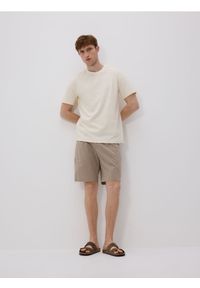 Reserved - Strukturalny t-shirt comfort fit - złamana biel. Materiał: bawełna