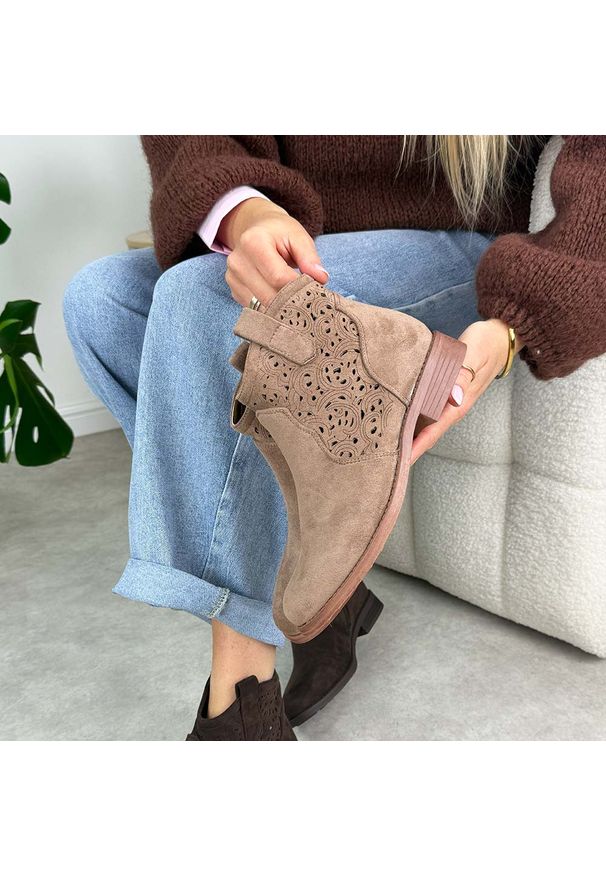 Beżowe zamszowe ażurowe botki damskie S.Barski 8019. Okazja: na co dzień. Nosek buta: okrągły. Kolor: beżowy. Szerokość cholewki: normalna. Wzór: ażurowy. Materiał: zamsz. Sezon: wiosna, jesień, lato. Obcas: na obcasie. Styl: casual, elegancki, klasyczny. Wysokość obcasa: niski