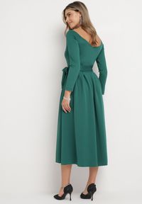 Born2be - Zielona Rozkloszowana Sukienka Midi z Paskiem i Trójkątnym Dekoltem Lunasky. Kolor: zielony. Długość: midi #5