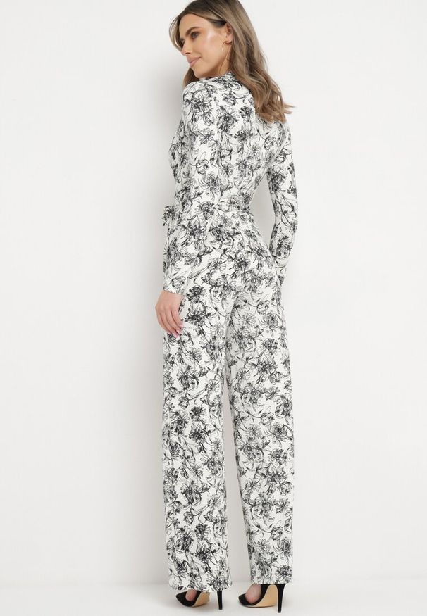 Born2be - Biało-Czarny Kombinezon z Długimi Nogawkami i Kopertowym Dekoltem w Kwiaty Alanessa. Kolor: biały. Długość: długie. Wzór: kwiaty. Styl: elegancki