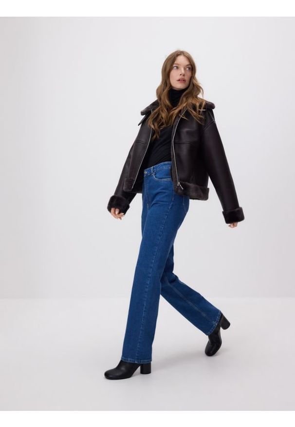 Reserved - Kurtka z kożuchem - ciemnobrązowy. Kolor: brązowy. Materiał: skóra