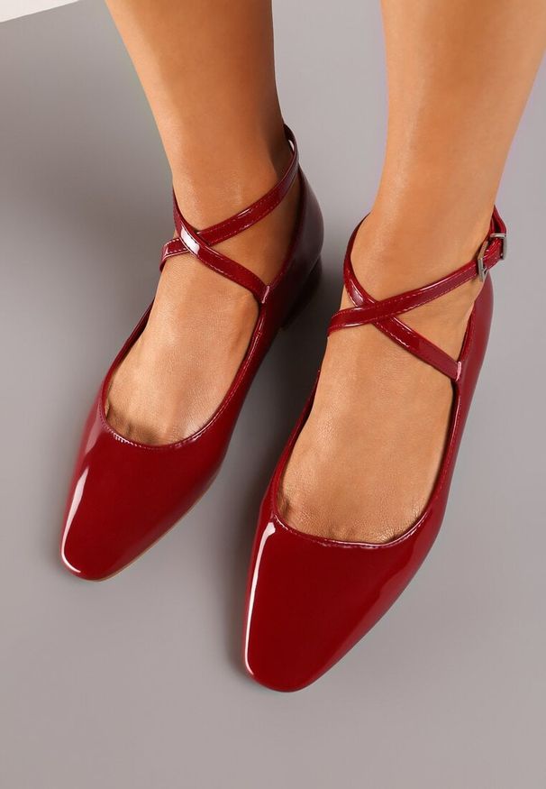 Born2be - Bordowe Płaskie Lakierowane Czółenka w Klasycznym Stylu Zapinane Wokół Kostki Galanivia. Okazja: na co dzień, na spotkanie biznesowe. Kolor: czerwony. Materiał: lakier. Sezon: wiosna, jesień. Obcas: na obcasie. Styl: klasyczny. Wysokość obcasa: niski