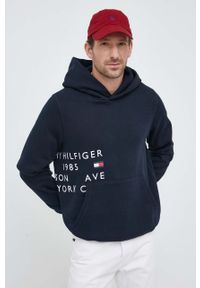 TOMMY HILFIGER - Tommy Hilfiger bluza męska kolor granatowy z kapturem z nadrukiem. Typ kołnierza: kaptur. Kolor: niebieski. Materiał: bawełna. Długość rękawa: długi rękaw. Długość: długie. Wzór: nadruk #1