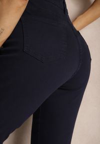 Renee - Granatowe Gładkie Spodnie o Kroju Slim Madysen. Okazja: na co dzień. Kolor: niebieski. Wzór: gładki. Styl: casual