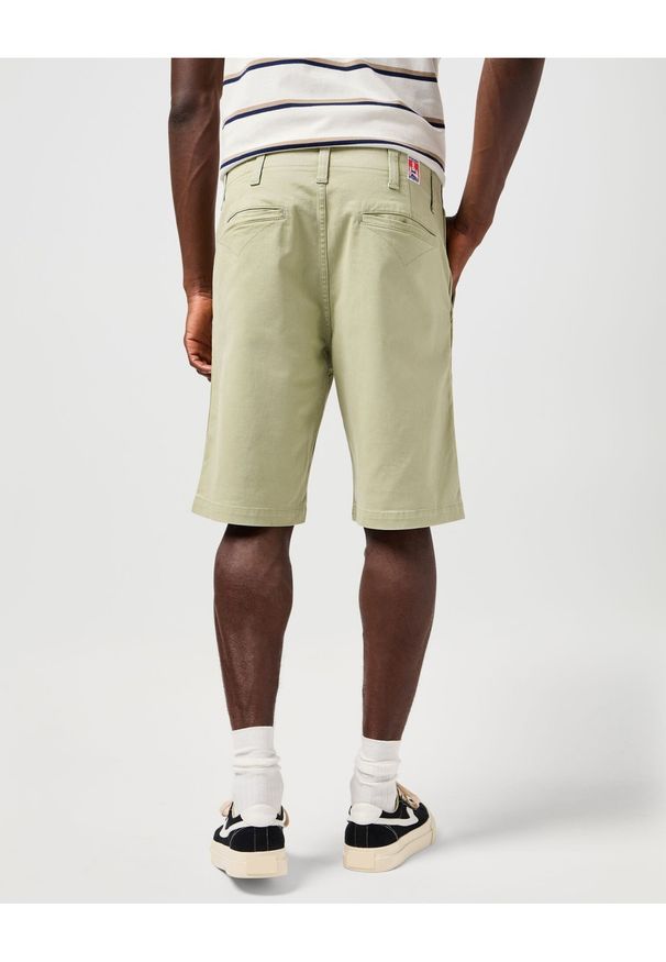Wrangler - MESKIE SPODENKI WRANGLER CJ CHINO SHORTS TEA 112362921. Okazja: na spacer, na co dzień. Materiał: materiał, elastan, bawełna. Sezon: lato. Styl: casual, klasyczny