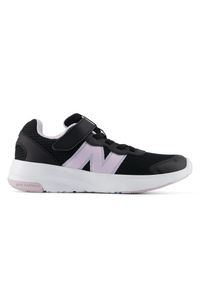 Buty dziecięce New Balance P57823W – czarne. Kolor: czarny. Materiał: guma, syntetyk, materiał. Szerokość cholewki: normalna. Sport: bieganie #1