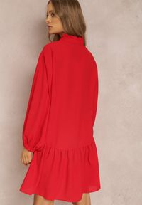 Renee - Czerwona Sukienka Oromeda. Typ kołnierza: kołnierzyk stójkowy. Kolor: czerwony. Materiał: tkanina. Długość rękawa: długi rękaw. Wzór: jednolity, gładki. Długość: mini #5