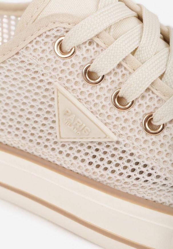 Renee - Beżowe Szydełkowe Trampki o Klasycznym Fasonie Vovessa. Okazja: na co dzień. Kolor: beżowy. Materiał: jeans. Szerokość cholewki: normalna. Styl: klasyczny