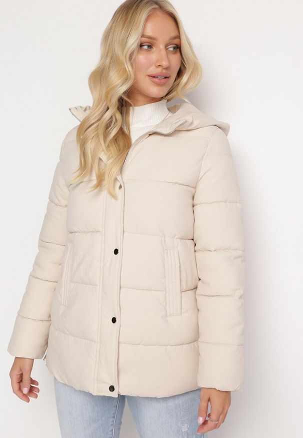 Born2be - Jasnobeżowa Kurtka Pikowana z Nieodpinanym Kapturem i Suwakami na Dole Nornals. Okazja: na co dzień. Kolor: beżowy. Materiał: jeans. Sezon: jesień, zima. Styl: casual, klasyczny