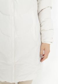 Born2be - Biała Kurtka Pikowana do Kolan z Futrzanym Kapturem Vapho. Okazja: na co dzień. Kolor: biały. Materiał: futro. Długość: do kolan. Styl: casual, elegancki #7