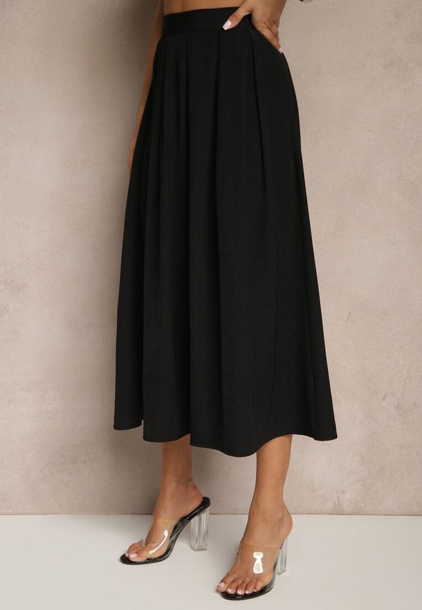 Renee - Czarna Spódnica z Wiskozą High Waist o Rozkloszowanym Kroju Toselle. Okazja: na co dzień, na spotkanie biznesowe, do pracy. Stan: podwyższony. Kolor: czarny. Materiał: wiskoza. Styl: klasyczny, elegancki, biznesowy, casual