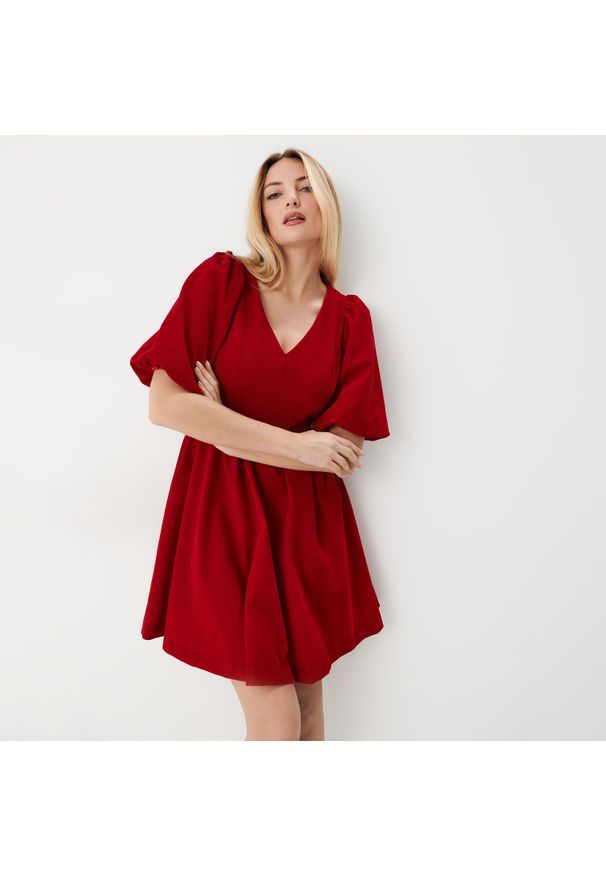 Mohito - Welurowa czerwona sukienka mini - Czerwony. Kolor: czerwony. Materiał: welur. Długość: mini