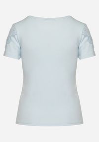 Born2be - Jasnoniebieski Bawełniany T-shirt z Koronkowymi Wstawkami Zaredira. Okazja: na co dzień. Kolor: niebieski. Materiał: bawełna, koronka. Wzór: koronka. Styl: klasyczny, elegancki, casual