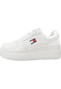 TOMMY HILFIGER - Kapcie TOMMY JEANS TJW RETRO BASKET FLATFOR Biały. Kolor: biały. Materiał: jeans. Styl: retro