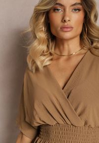 Renee - Brązowy Kombinezon Kopertowy z Gumką w Pasie Fandrea. Okazja: na co dzień. Kolor: brązowy. Materiał: jeans. Styl: elegancki, casual #3