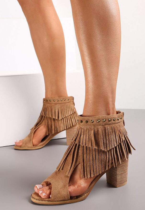 Renee - Brązowe Sandały za Kostkę z Frędzlami i Ćwiekami Inayat. Zapięcie: zamek. Kolor: brązowy. Obcas: na obcasie. Wysokość obcasa: średni