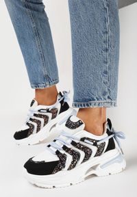 Born2be - Biało-Czarne Sneakersy na Platformie z Brokatowymi Wstawkami Flenai. Kolor: biały. Wzór: aplikacja. Obcas: na platformie #4