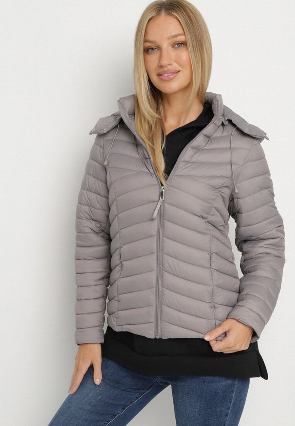 Born2be - Szara Pikowana Kurtka Przejściowa z Kapturem Suritta. Okazja: na co dzień. Typ kołnierza: kaptur. Kolor: szary. Materiał: jeans. Styl: casual, klasyczny, sportowy