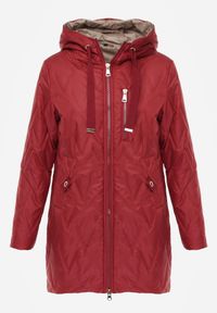 Born2be - Czerwona Pikowana Kurtka Przejściowa Parka z Kapturem o Długim Kroju z Ozdobą Isaline. Okazja: na co dzień. Typ kołnierza: kaptur. Kolor: czerwony. Materiał: poliester, dresówka. Długość: długie. Wzór: aplikacja. Styl: casual, klasyczny #8