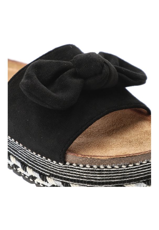 Klapki damskie Vinceza, na grubej platformie profilowane z kokardką materiałowe, czarne, 16495-BK. Okazja: na spacer. Kolor: czarny. Materiał: materiał. Sezon: lato. Obcas: na platformie. Styl: klasyczny, wakacyjny