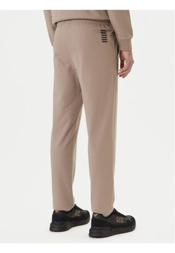 EA7 Emporio Armani Spodnie dresowe 8NPP65 PJVRZ U6167 Beżowy Regular Fit. Kolor: beżowy. Materiał: bawełna