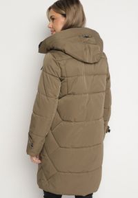 Born2be - Ciemnozielona Kurtka Pikowana z Przeszyciami i Nieodpinanym Kapturem Ombrelia. Okazja: na co dzień. Kolor: zielony. Materiał: jeans. Styl: casual #4