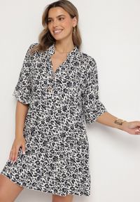 Born2be - Biało-Granatowa Bawełniana Sukienka w Kwiaty o Rozkloszowanym Kroju Jenaleira. Okazja: na co dzień. Typ kołnierza: dekolt w serek. Kolor: biały. Materiał: bawełna. Długość rękawa: krótki rękaw. Wzór: kwiaty. Styl: casual, klasyczny #5