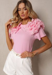 Renee - Różowy T-shirt z Bawełny Ozdobiony Bufiastymi Falbankami Kandrra. Typ kołnierza: kołnierz z falbankami. Kolor: różowy. Materiał: bawełna. Wzór: aplikacja #4