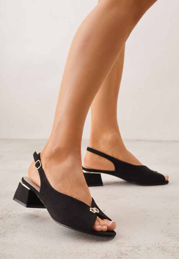 Born2be - Czarne Sandały na Obcasie ze Skórzaną Wkładką i Cyrkoniami Vylyra. Okazja: na co dzień. Zapięcie: sprzączka. Kolor: czarny. Materiał: skóra. Wzór: aplikacja. Obcas: na obcasie. Styl: casual, klasyczny. Wysokość obcasa: średni